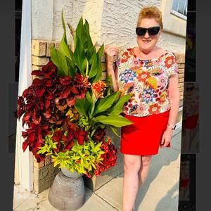 Meet your Posher, Elaine